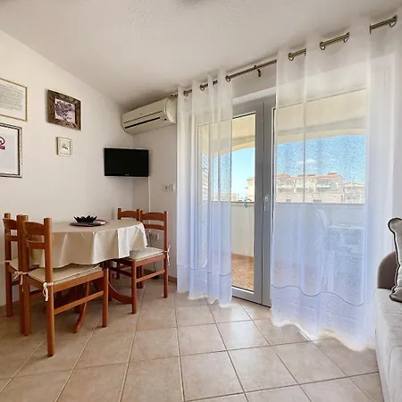 Apartment Mari - 150 M From Sea Trogir